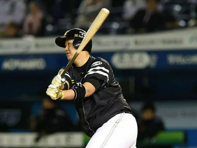 ソフトバンクのイ・デホ（李大浩）が8日ぶりに2安打を放って、チームの勝利に貢献した。（提供:OSEN）
