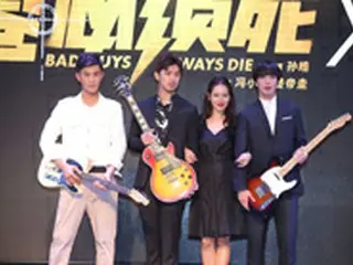 「CNBLUE」ヨンファと女優ソン・イェジンが仲良く腕を組んでニッコリ