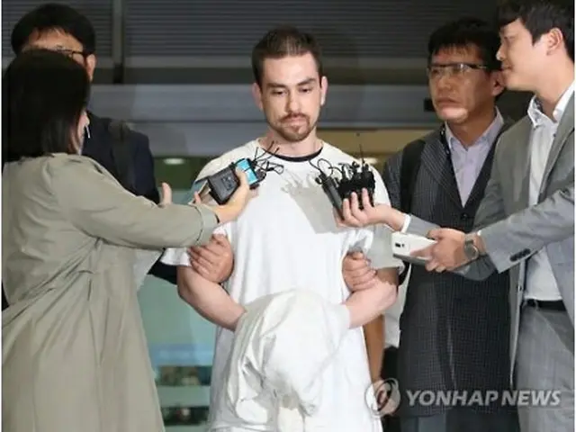 韓国に送還されたパターソン被告＝２３日、仁川（聯合ニュース）