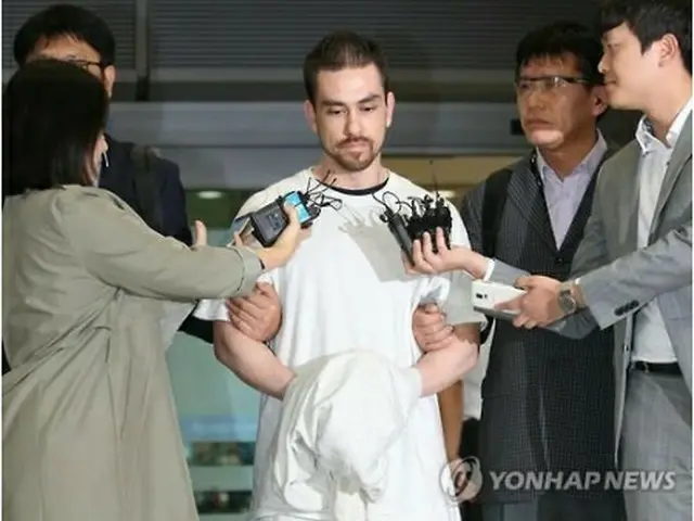 韓国に送還されたパターソン被告＝２３日、仁川（聯合ニュース）
