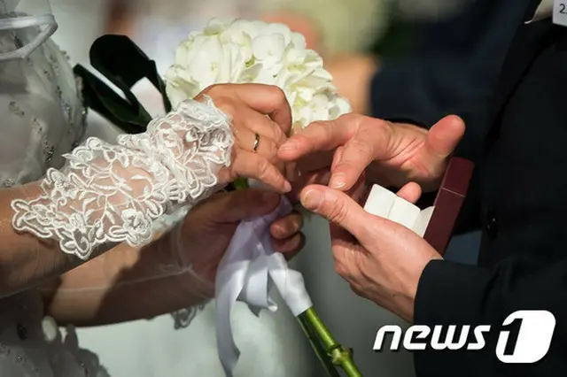 北朝鮮内の富裕層の間で韓国式の豪華結婚式が流行していることがわかった。米国・自由アジア放送（RFA）が24日、報道した。
