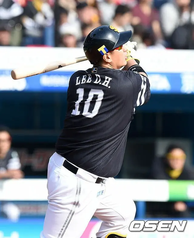 最近、打撃不振だったソフトバンクのイ・デホ（李大浩）が、30号となる2ランHRを放った。（提供:OSEN）