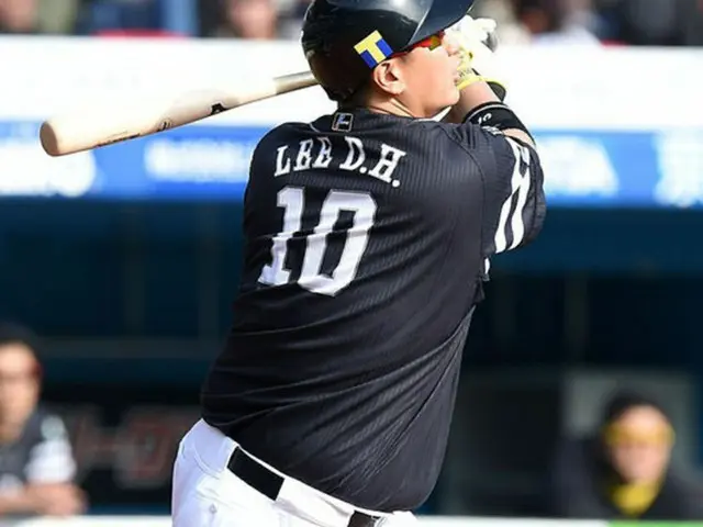 最近、打撃不振だったソフトバンクのイ・デホ（李大浩）が、30号となる2ランHRを放った。（提供:OSEN）