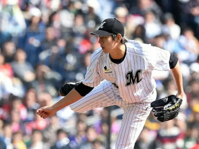 9勝目で足踏みが続くロッテの投手イ・デウン（李大恩）が、ソフトバンクのイ・デホ（李大浩）にホームランを許すなどして失点が続き、10勝目は今日も果たせなかった。（提供:OSEN）