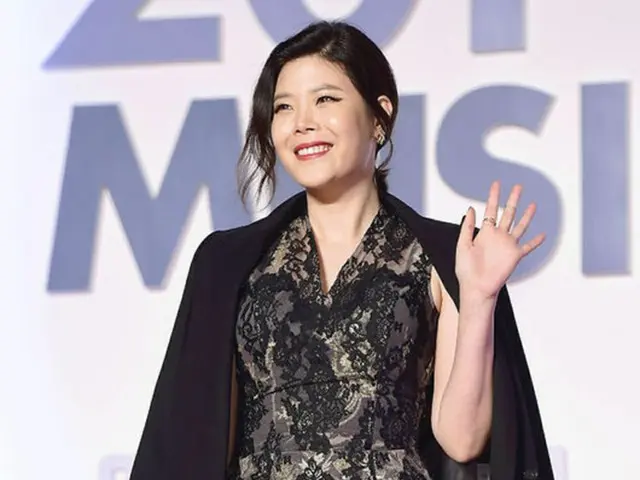 韓国女性歌手Lyn（リン、33）が、自身と夫（MC THE MAXのイス、33）に対する悪質な書き込みに警告を発した。