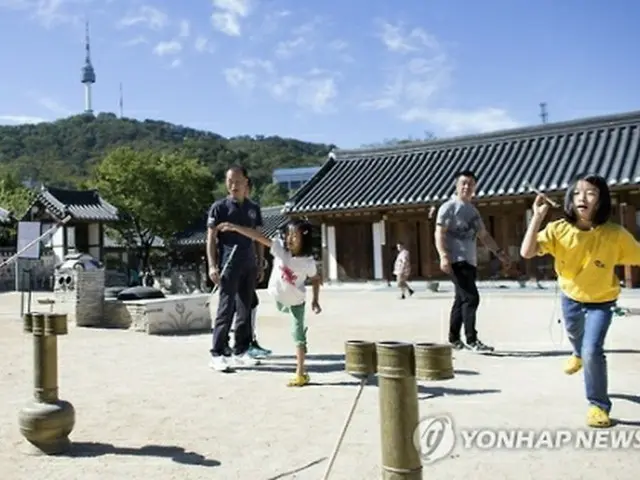 ソウル中区の南山韓屋村で伝統遊びを楽しむ市民ら＝２９日、ソウル（聯合ニュース）