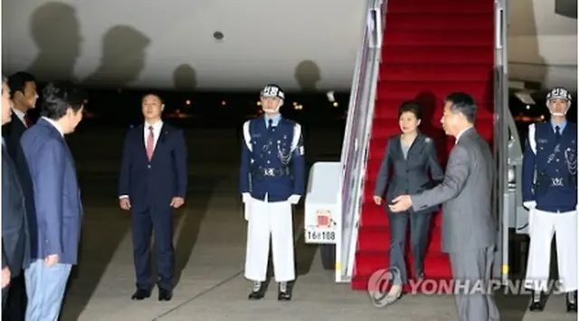 ソウル空港に到着した朴大統領＝３０日、ソウル（聯合ニュース）