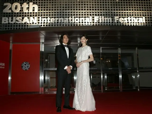 「ライチ☆光クラブ」中条＆間宮、悪天候でフライト欠航…「釜山映画祭」オープニングにギリギリ間に合う。（オフィシャル）