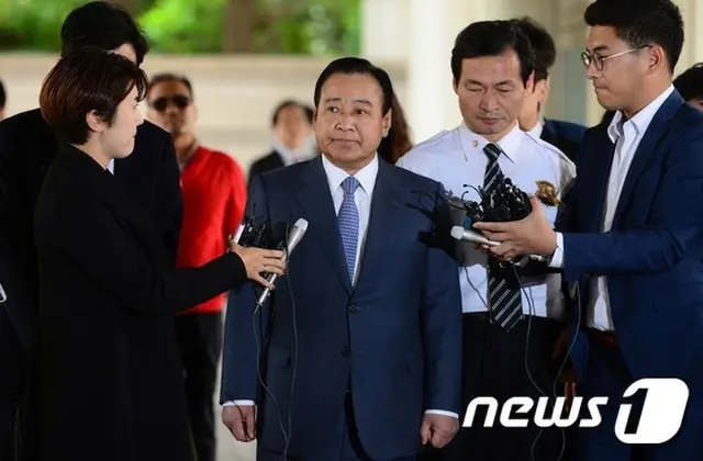 「成完鍾（ソン・ワンジョン）リスト」疑惑に巻き込まれ起訴された李完九（イ・ワング）前首相が裁判に出席するため、140日ぶりに初めて姿を現した。（提供:news1）