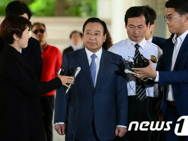 「成完鍾（ソン・ワンジョン）リスト」疑惑に巻き込まれ起訴された李完九（イ・ワング）前首相が裁判に出席するため、140日ぶりに初めて姿を現した。（提供:news1）