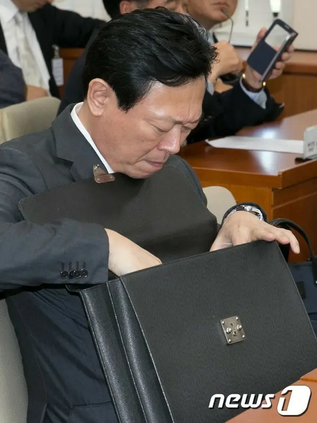 ロッテグループの重光昭夫（韓国名:辛東彬/シン・ドンビン、60）会長は、ロッテリアがチキン配達市場まで侵略という批判に関して、「チキン配達を全面中断する」と明らかにした。