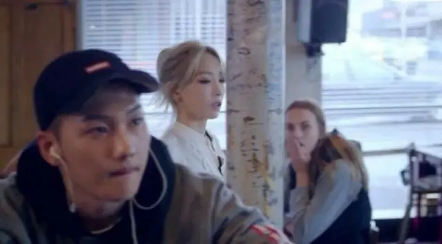 韓国ガールズグループ「少女時代」のテヨンのMVにそっくりの実兄が登場して話題を呼んでいる。（提供:news1）