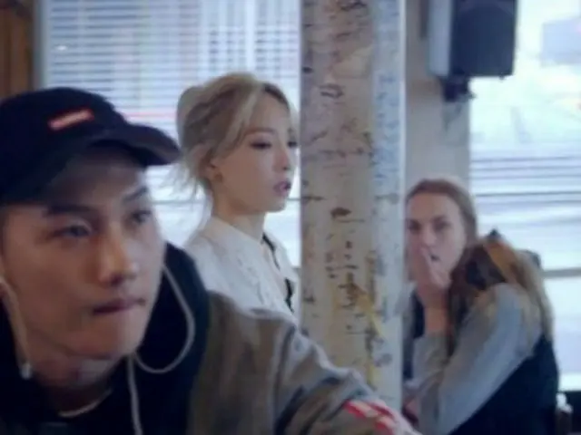 韓国ガールズグループ「少女時代」のテヨンのMVにそっくりの実兄が登場して話題を呼んでいる。(提供:news1)