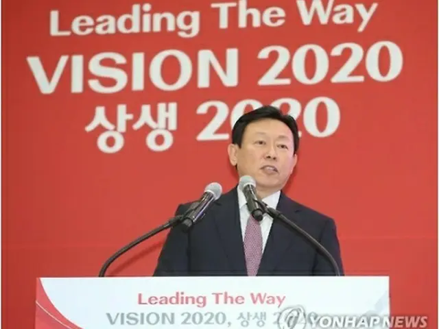 式典で発言する辛東彬氏＝１２日、仁川（聯合ニュース）