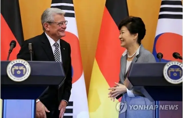 会見する朴大統領（右）とガウク大統領＝１２日、ソウル（聯合ニュース）