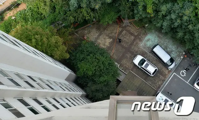韓国・龍仁（ヨンイン）“キャットママ”レンガ死亡事件の容疑者が被害者と同じアパートに住む小学生であることが確認され、被害者側が民事上の損害賠償請求訴訟を提起するかどうかが注目されている。