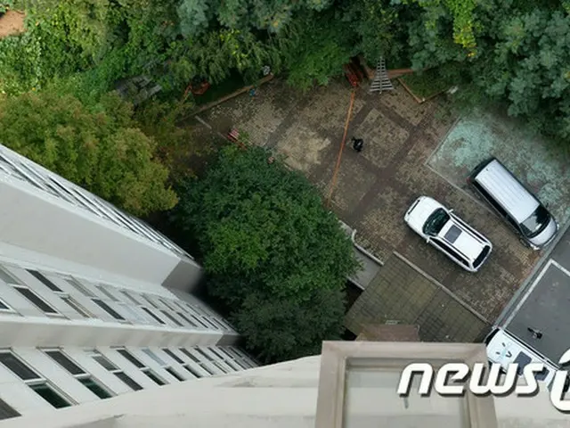 韓国・龍仁（ヨンイン）“キャットママ”レンガ死亡事件の容疑者が被害者と同じアパートに住む小学生であることが確認され、被害者側が民事上の損害賠償請求訴訟を提起するかどうかが注目されている。
