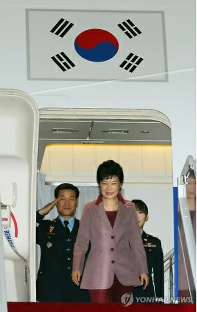 米国公式訪問を終え、専用機でソウル空港に到着した朴大統領＝１８日、ソウル（聯合ニュース）