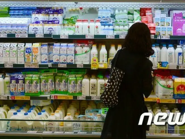 ことし上半期、約184億ウォン（約19億5500万円）の赤字を記録した「ソウル牛乳協同組合」が職員の月給の一部を牛乳などの乳製品で支給していたことが分かった。