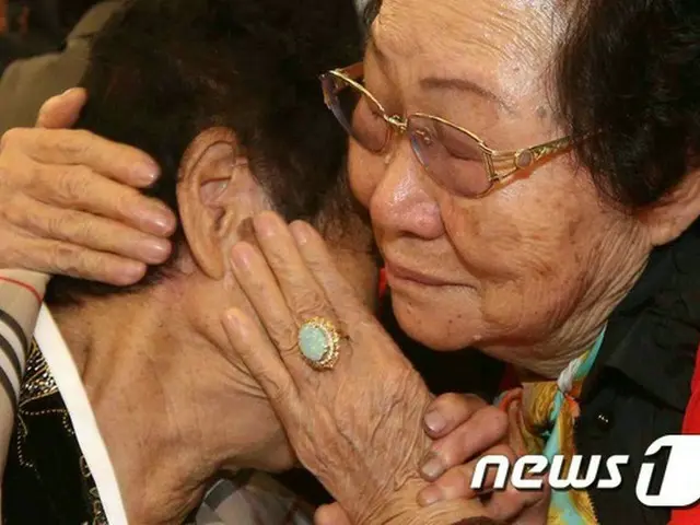 21日に行われた第20回南北離散家族再会行事では、分断の現実と体制の違いを如実に見られる場面があちこちにあった。（提供:news1）