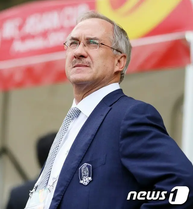 ウリ・シュティーリケ韓国サッカー代表チーム監督が2015FIFAチリ17歳以下（U-17）W杯16強を確定したU-17代表チームにもう一度お祝いのあいさつをした。（提供:news1）