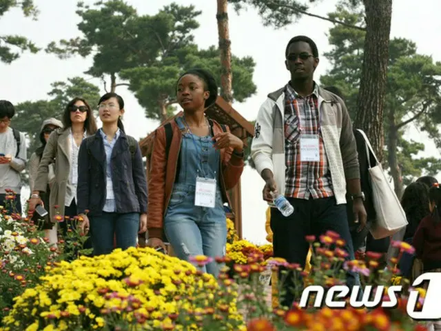 韓国国内に滞留する外国人留学生の53.5%が卒業後も韓国に居住し続けることを望んでいることがわかった。