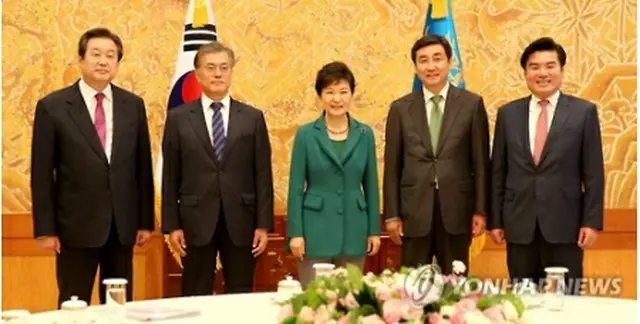 会談に臨む朴大統領（中央）と与野党の執行部＝２２日、ソウル（聯合ニュース）