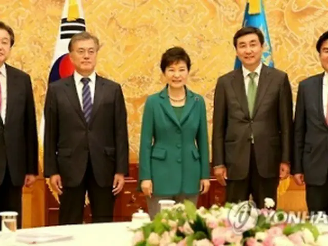 会談に臨む朴大統領（中央）と与野党の執行部＝２２日、ソウル（聯合ニュース）