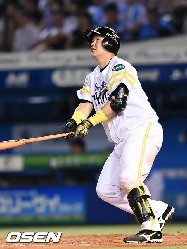 日本シリーズ第1戦で4番を務めたソフトバンクのイ・デホ（李大浩）が、絶好調ぶりをアピールした。（提供:OSEN）