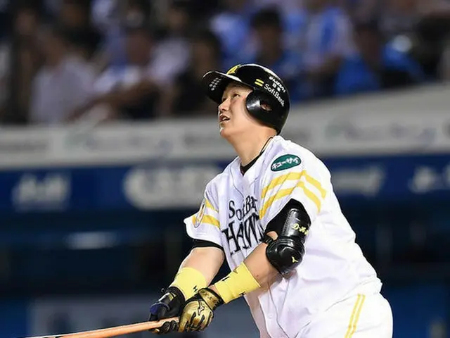 日本シリーズ第1戦で4番を務めたソフトバンクのイ・デホ（李大浩）が、絶好調ぶりをアピールした。（提供:OSEN）