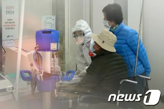 韓国で、肺組織損傷など中東呼吸器症候群（MERS）の後遺症による初の死者が発生した。妻の看病をし感染が確認されていた152番目の患者（男性、66）だ。