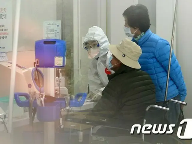 韓国で、肺組織損傷など中東呼吸器症候群（MERS）の後遺症による初の死者が発生した。妻の看病をし感染が確認されていた152番目の患者（男性、66）だ。