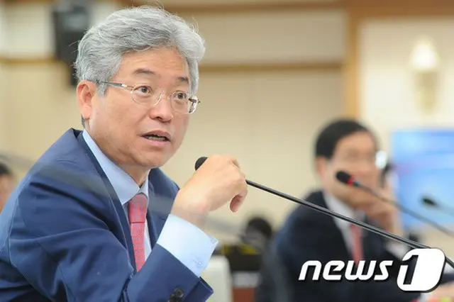 韓国のイ・チョルウセヌリ党議員は26日、爆弾製造原料を違法搬出しようとしていたイスラム過激派組織「イスラム国（IS）」の同調者が摘発され、情報当局の管理を受けていると明らかにした。