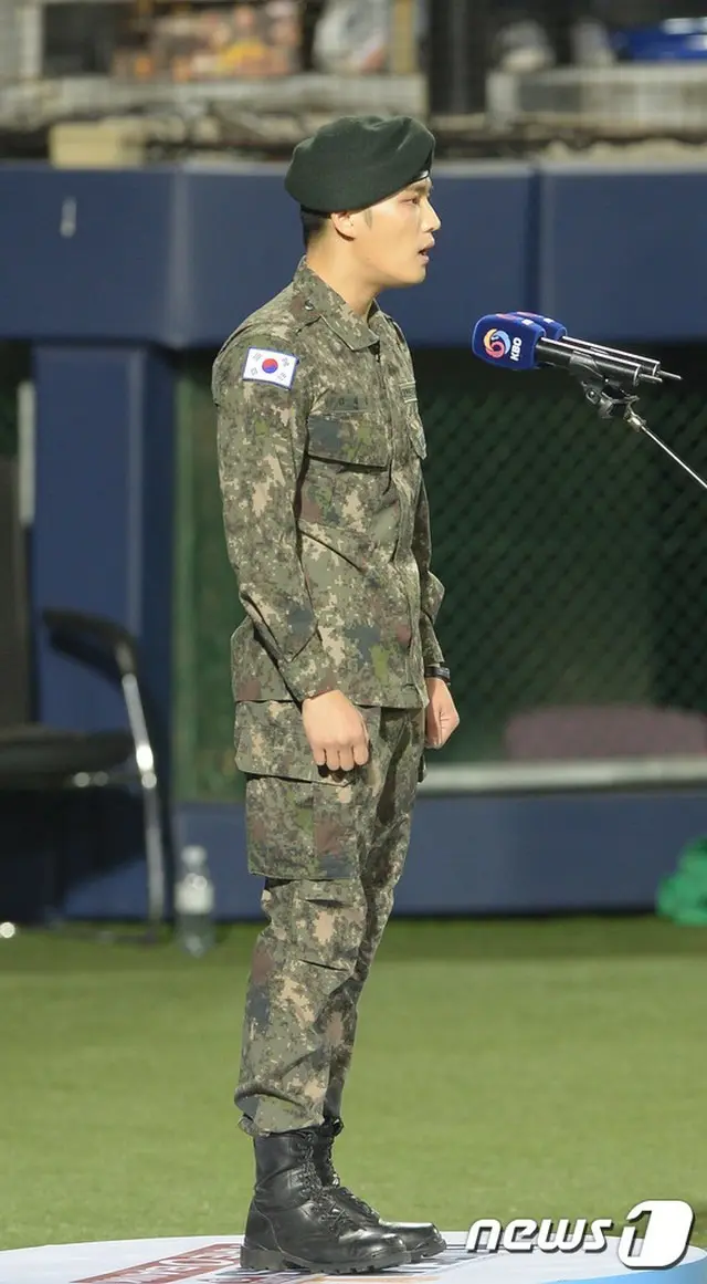 韓国シリーズ第1戦で、ジェジュン（JYJ）が国歌を斉唱した。（提供:news1）