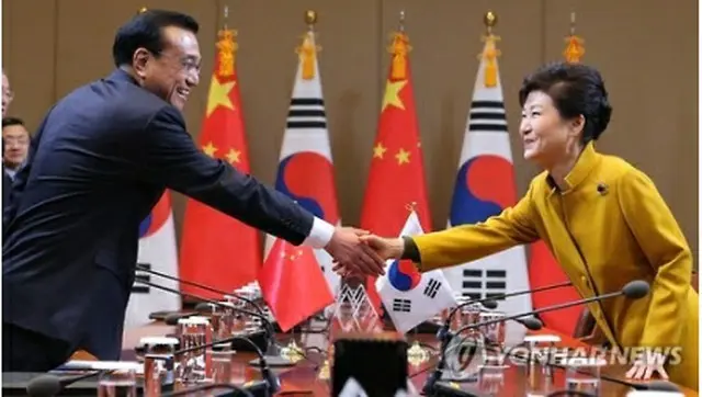 握手を交わす朴大統領と李首相＝３１日、ソウル（聯合ニュース）