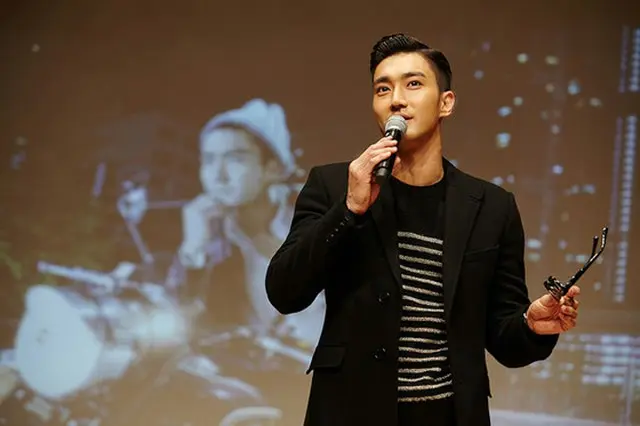 韓国アイドルグループ「SUPER JUNIOR」のメンバーで俳優のチェ・シウォンが自身が出演しているMBC水木ドラマ「彼女は綺麗だった」の本放送をファン200人と一緒に視聴する特別な時間を設けた。（提供:OSEN）