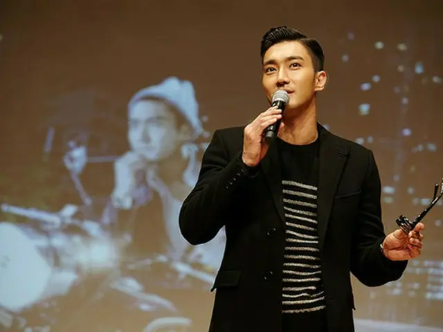 韓国アイドルグループ「SUPER JUNIOR」のメンバーで俳優のチェ・シウォンが自身が出演しているMBC水木ドラマ「彼女は綺麗だった」の本放送をファン200人と一緒に視聴する特別な時間を設けた。（提供:OSEN）