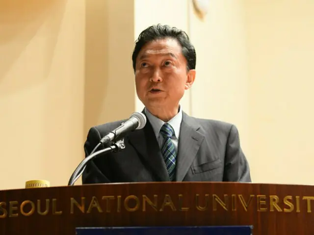 鳩山元首相は、韓国の歴史教科書国定化について「正直言って私も驚いている」とし、「韓国についてあれこれ申し上げるつもりはないが、国家が教科書に関与することについては否定的だ」と述べた。（提供:news1）