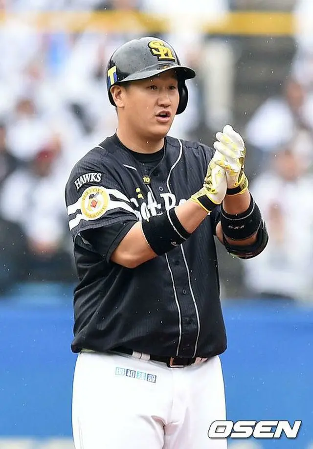 韓国出身のプロ野球選手イ・デホ（李大浩）がメジャーリーグ進出を宣言したなか、ソフトバンクが外国人打者補強のため、足早に動き出した。