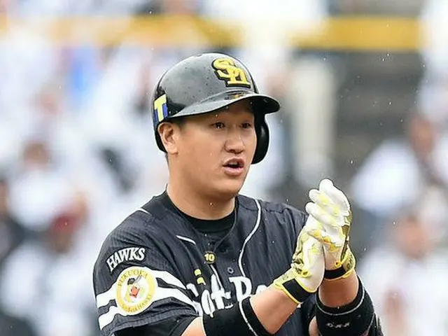 韓国出身のプロ野球選手イ・デホ（李大浩）がメジャーリーグ進出を宣言したなか、ソフトバンクが外国人打者補強のため、足早に動き出した。