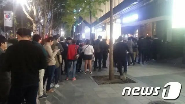 5日午後5時30分、ソウル・江南区のマクドナルド宣稜店前には長い行列ができている。彼らはこの日6時から販売される人気アニメ「ONE PIECE」の限定版フィギュアを買うために来たのだ。（提供:news1）