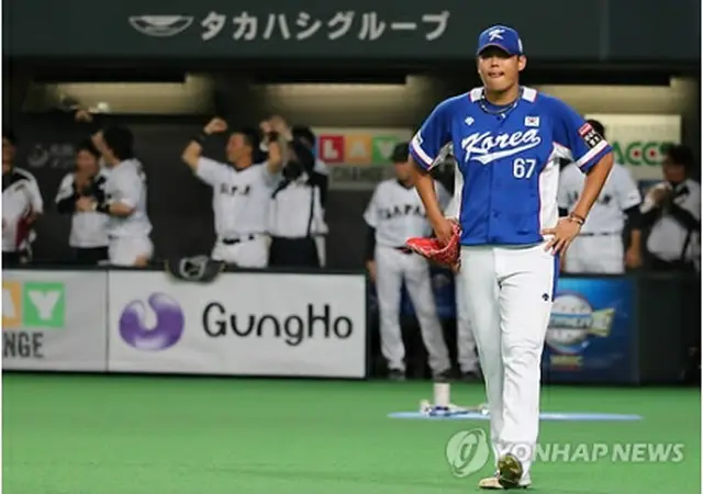 八回に５点目を奪われ肩を落とす韓国のチョ・ムグン投手＝８日、札幌（聯合ニュース）