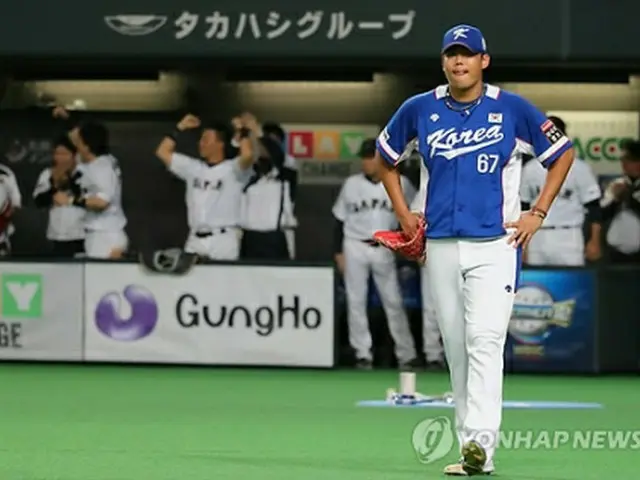 八回に５点目を奪われ肩を落とす韓国のチョ・ムグン投手＝８日、札幌（聯合ニュース）