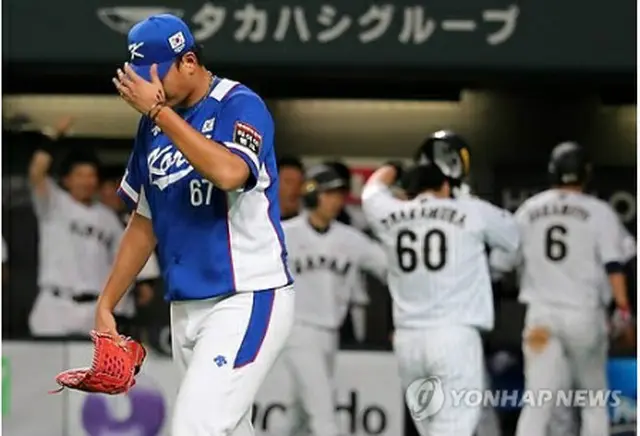 八回に５点目を奪われ肩を落とす韓国のチョ・ムグン投手＝８日、札幌（聯合ニュース）