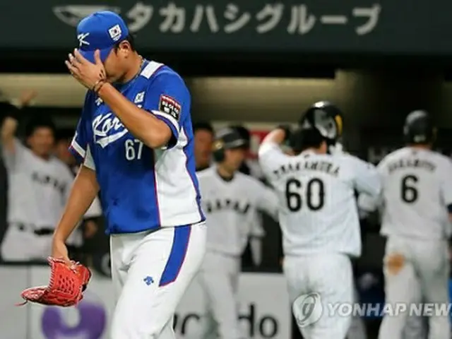 八回に５点目を奪われ肩を落とす韓国のチョ・ムグン投手＝８日、札幌（聯合ニュース）