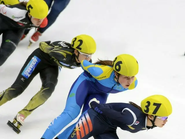 韓国女子ショートトラック代表チームのチェ・ミンジョン（17）が国際スケート連盟（ISU）W杯2次大会500メートルで、1000分の1秒差で金メダルを獲得した。（提供:news1）