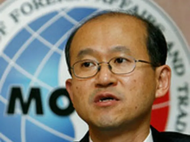 韓国のイム・ソンナム外交部外務次官は11日、「1965年日韓国交正常化の際、慰安婦問題は両国間協議に含まれていない、というのが韓国側の立場である」とし、反論した。