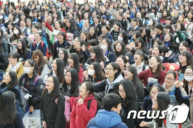 韓国・全国銀行連合会は、2016大学修学能力試験が実施される11月12日、銀行の営業時間を現行より1時間遅らせ、午前10時から午後5時までに変更する。（画像は試験1日前のようす＝news1）