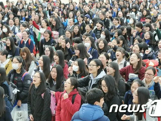 韓国・全国銀行連合会は、2016大学修学能力試験が実施される11月12日、銀行の営業時間を現行より1時間遅らせ、午前10時から午後5時までに変更する。（画像は試験1日前のようす＝news1）