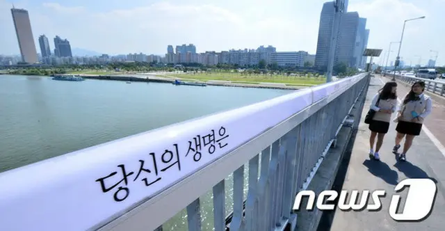 大学修学能力試験（韓国の大学センター試験/スヌン）で高得点が見込まれないことを悲観し、受験せずに麻浦（マポ）大橋から身を投げようとした受験生が、警察の説得により救助された。